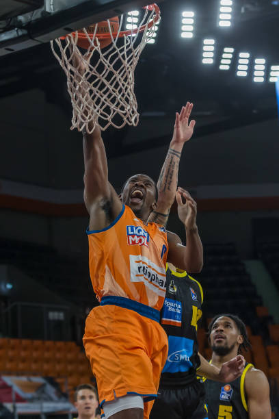 虽然他在进 虽然他在进